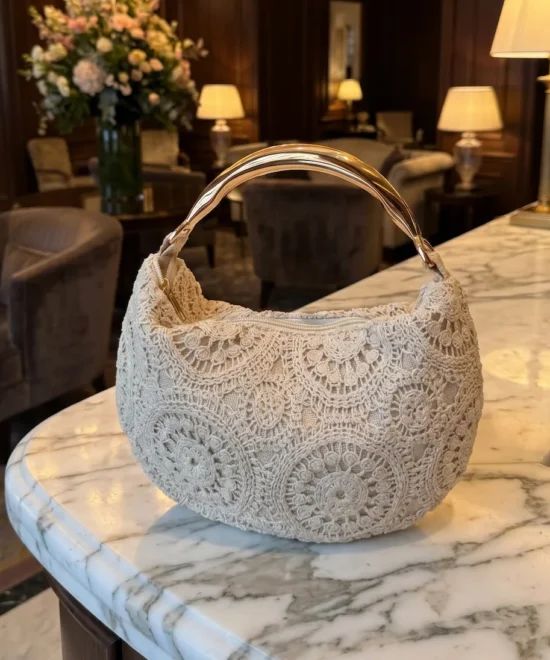 Bolso crochet con maneta dorada