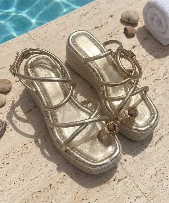 Sandalias de cuña con tiras cruzadas de mujer con detalle de carey