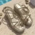 Sandalias de cuña con tiras cruzadas de mujer con detalle de carey