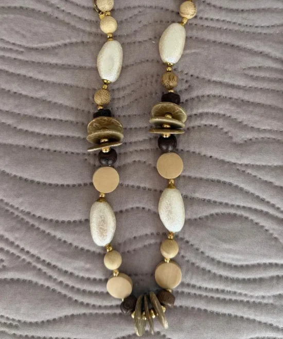 collar de piedras nacadas en blanco y marron y beige encima de un paño