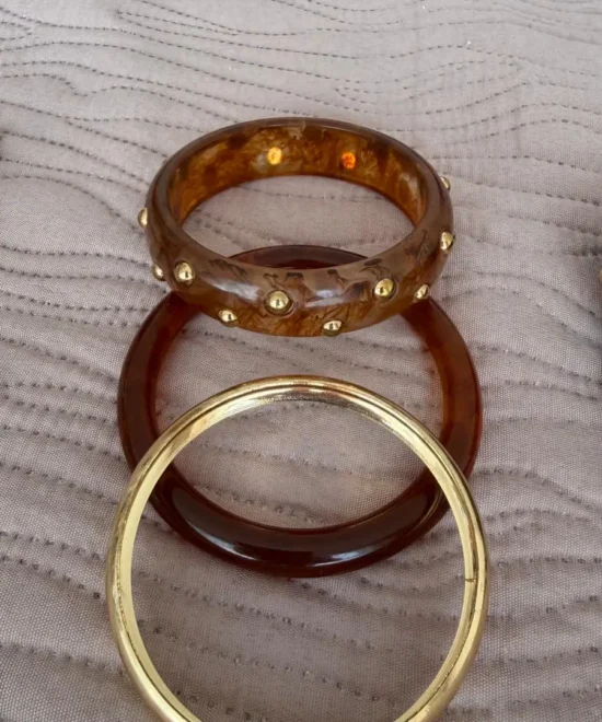 pulsera brazalete efecto marmol con detalles dorados en un paño