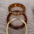pulsera brazalete efecto marmol con detalles dorados en un paño