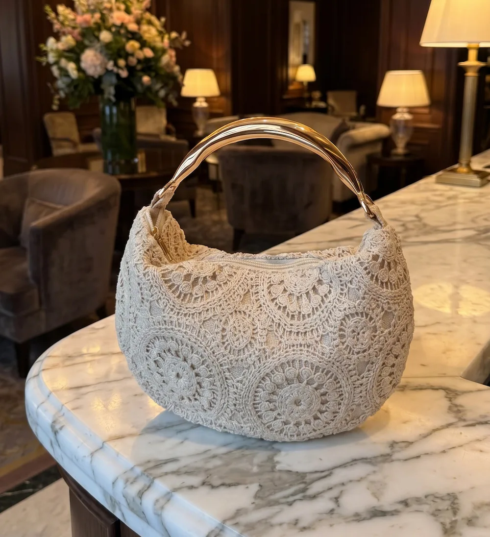 Bolso crochet con maneta dorada