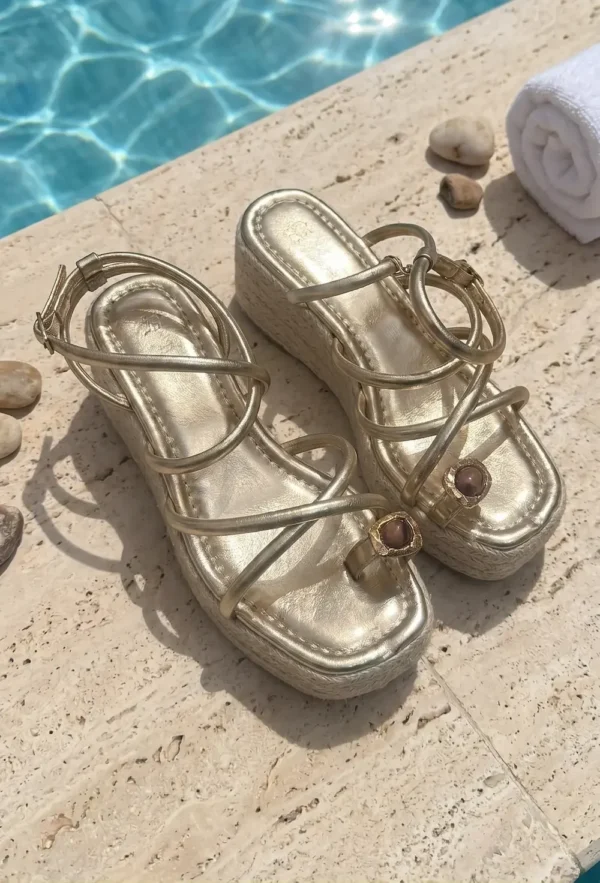 Sandalias de cuña con tiras cruzadas de mujer con detalle de carey