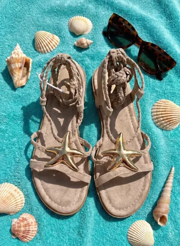 en una piscina las Sandalias planas de piel de ante con cuerdas trenzadas de mujer estilo romano muy ligeras en mirishop