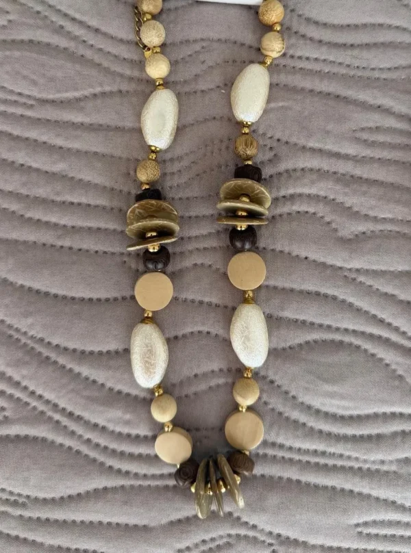 collar de piedras nacadas en blanco y marron y beige encima de un paño