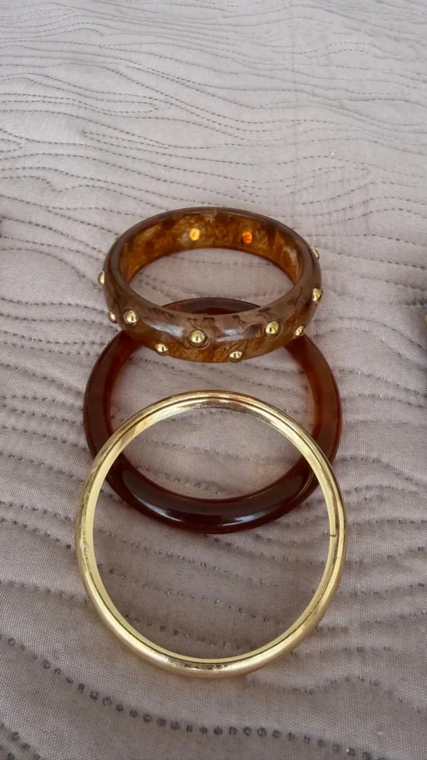 pulsera brazalete efecto marmol con detalles dorados en un paño