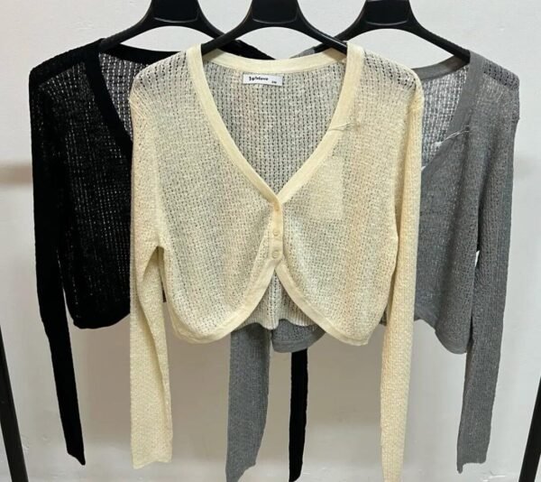 chaqutas de punto colgada en perchero en beige, negra y gris