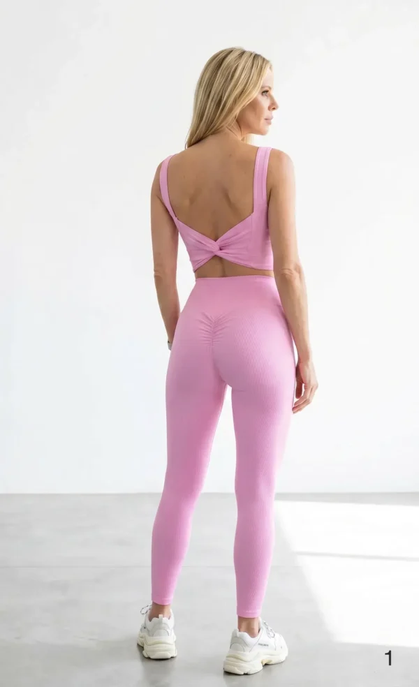 mujer con croptop deportivo con nudo en la espalda ideal para entrenar con tejido fresco y ligero pudiendo elegir conjunto con leggins de mirishop